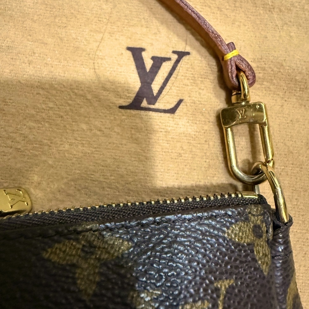 Louis Vuitton Pochette iconic bag. - Picture 10 of 10